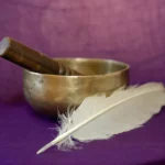 Klangschale und Feder